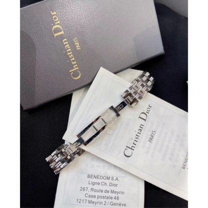 Dior vintage中古腕表
❣️原單 復古的魅力，絕對的經典！
❗️原包裝盒➕全套說明書/卡片
‼️2.6cm錶盤，完美尺寸，適合女性化的搭配風格～
無邊表鏡設計，錶盤纖薄有弧度，最具價值與收藏的中古.