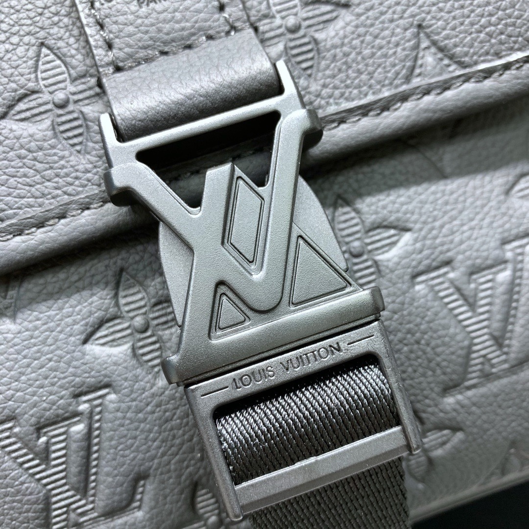 款號：M12516
       本款 Getaway 郵差包擁有 Monogram Shadow 皮革的細膩 Monogram 壓紋，以緊湊構型實現郵差包和手拿包的自如轉換。前翻蓋口袋配有 LV 金屬搭扣，可調節寬幅織物肩帶方便肩背或斜挎。

17 x 7.8 x 18 釐米
(高 x 寬 x 長度)