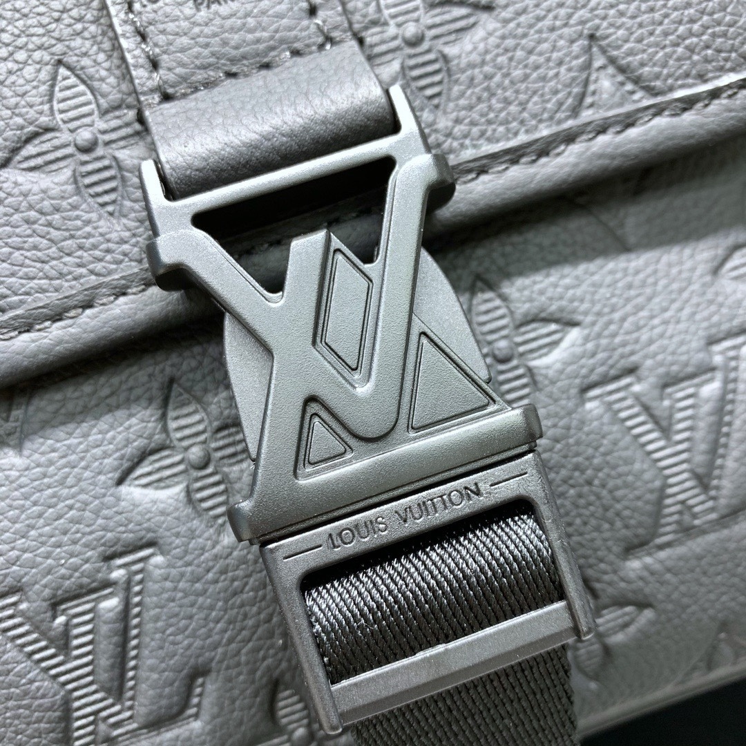 款號：M12516
       本款 Getaway 郵差包擁有 Monogram Shadow 皮革的細膩 Monogram 壓紋，以緊湊構型實現郵差包和手拿包的自如轉換。前翻蓋口袋配有 LV 金屬搭扣，可調節寬幅織物肩帶方便肩背或斜挎。

17 x 7.8 x 18 釐米
(高 x 寬 x 長度)