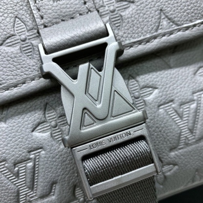 款號：M12516
       本款 Getaway 郵差包擁有 Monogram Shadow 皮革的細膩 Monogram 壓紋，以緊湊構型實現郵差包和手拿包的自如轉換。前翻蓋口袋配有 LV 金屬搭扣，可調節寬幅織物肩帶方便肩背或斜挎。

17 x 7.8 x 18 釐米
(高 x 寬 x 長度)