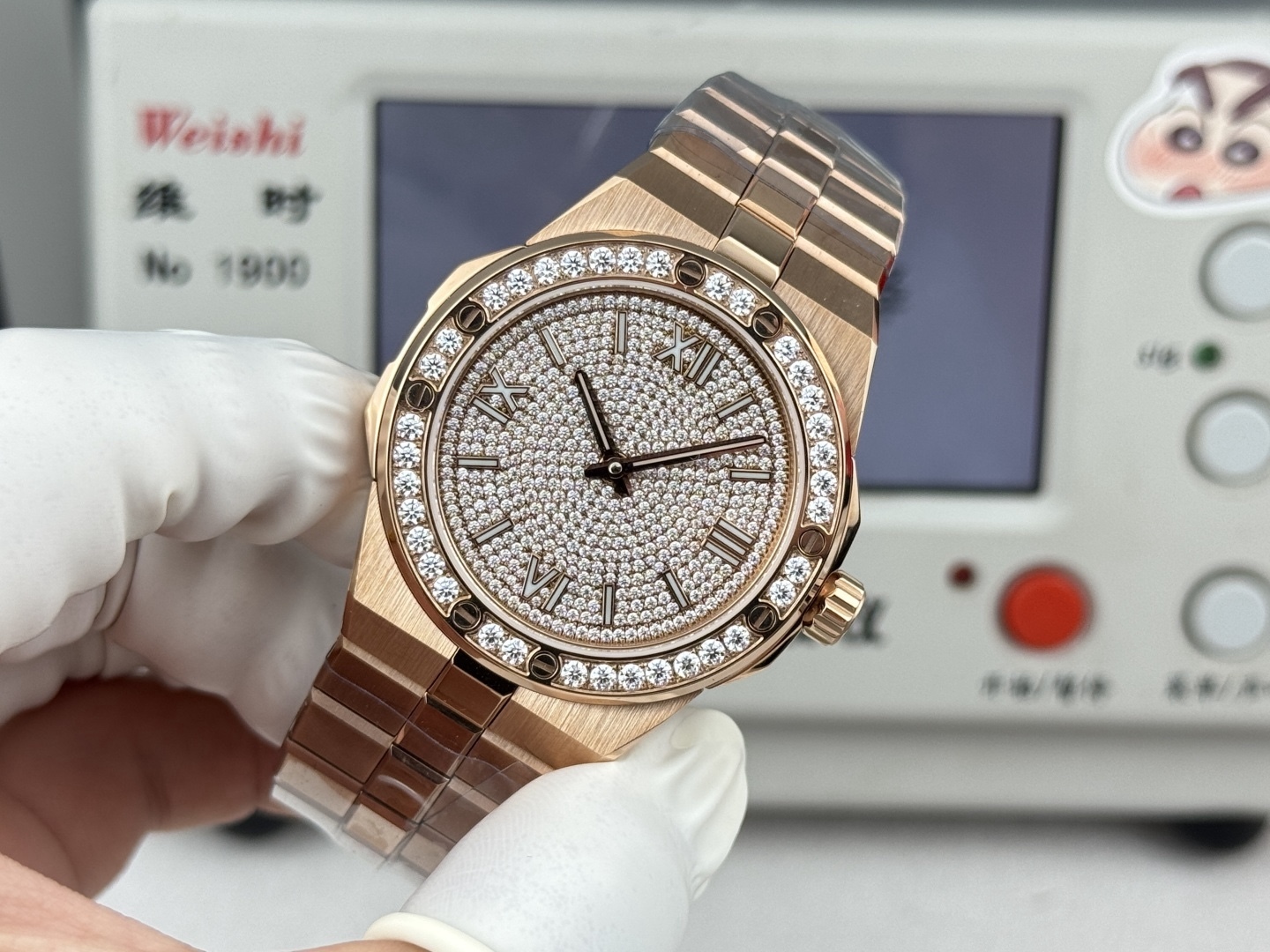 Factory 獨家力作👍
蕭邦AlpineEagle雪山傲翼系列
🌈彩T鑽🌟變色龍🦎滿天星✨限量款及隱藏款首推
如炬目光，比擬暗夜星芒⛰️於山川湖海間🌊洞見紳士願景與磅礡未來👔
尺寸：原裝一致41mmX9.7mm
機芯：9015改Chopard 01.01-c
錶鏈：獨家原版開模金磚型鏈節一體式錶鏈
岩石紋錶盤，鍍銠羅馬數字，時針及分針時標均覆以Super-LumiNova® X1級螢光塗層
致獻當代“雄鷹”，志存高遠之人在日常生活中超邁群倫，其視野啓迪人心、昇華情志。憑借遠見和決心，