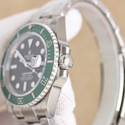 第四代 BLAKEN 款水鬼系列：間金黑勞力士的暗夜傳奇
 
一、巔峰之作，酷炫呈現
 
- BLAKEN 高級改裝水鬼系列，專為追求獨特與個性的您打造。它將勞力士的經典魅力與現代改裝美學完美融合，讓您在任何場合都能展現出美與酷的獨特氣質。
 
二、精湛工藝，極致還原
 
- 表身間金黑化：表身採用 DLC 黑化處理，不僅增添了神秘深邃的質感，更使其耐磨性大幅提升，經久耐用。
- 錶盤特效：Blacken 改裝團隊精心復刻的一比一錶盤，以 100%的還原度重現獨特魅力，每一次凝視錶盤，都彷彿置身於神秘