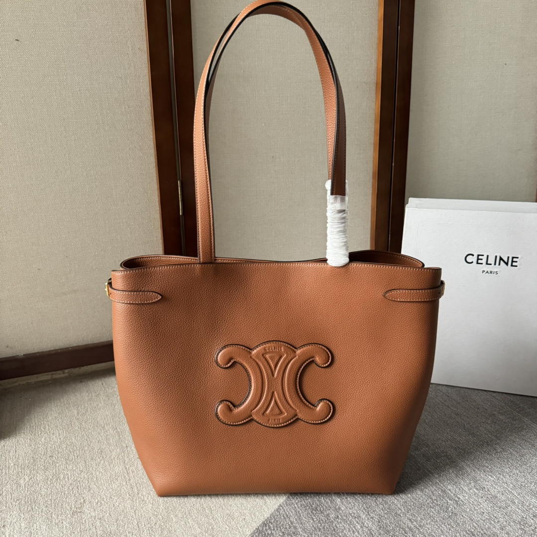CELINE  24夏季新款Cabas 托特包👜
高級百搭又實用/購物袋的款式
展現著簡約美學和實用性～❤️
大容量設計～無論是日常出街還是通勤 都能輕鬆裝下各種物品～袋口可自主調節大小🌹
款號 116853 尺寸：54*29*15cm