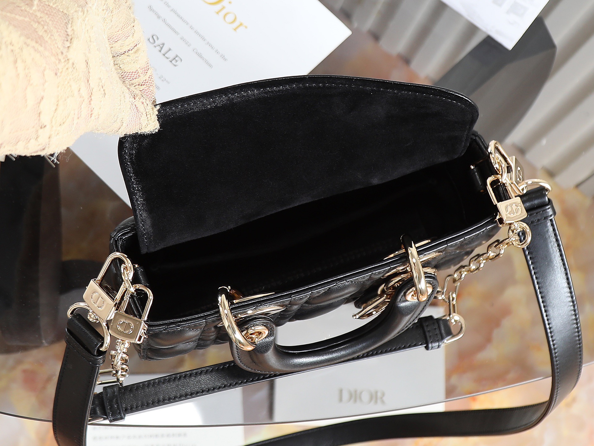 原廠級 黑色 迷你尺寸
𝗗𝗶𝗼𝗿 𝗗-𝗝𝗼𝘆 𝗯𝗮𝗴羊皮2025款新款
時尚果然就是輪回，回歸了一把中古戴妃
長方包形，短鏈條➕細長肩帶直接封神！！
復古時髦感超強，真是什麼場合都可以把住
絕對是lady中的天花板了，強勢出圈啦姐妹們
款號：0636
尺寸：19x10.5x5.5cm
