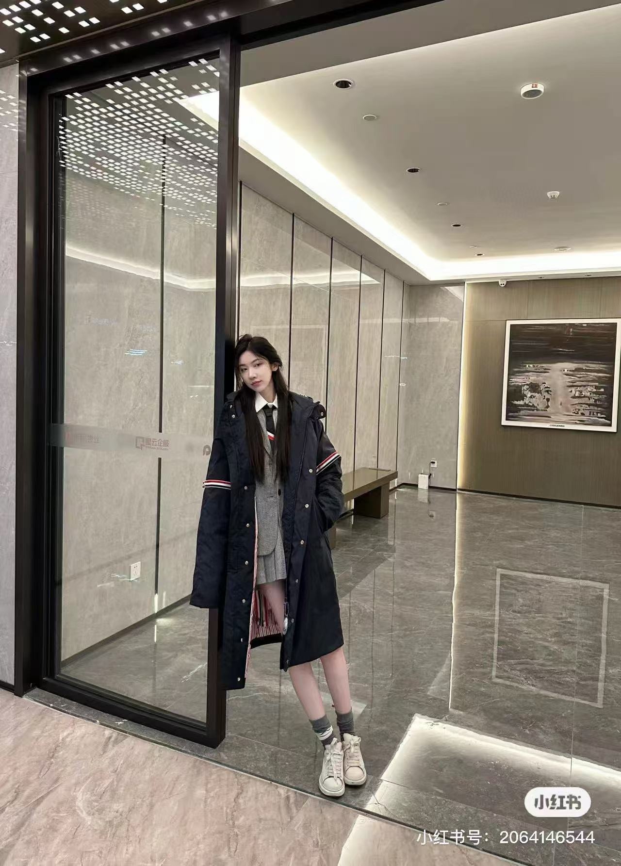 Thom Browne/湯姆布朗 袖標織帶長款羽絨服
採用進口90鴨絨填充 內外里加雙層內膽不會跑毛 高密度防風抗寒功能性面料 手感柔軟舒適  工藝更是精湛 嚴防鑽絨 採用國際先進的真空充絨技術 增加空氣隔層 不損傷羽線 能保持羽原有的柔軟性、彈性及手感 將羽絨的保暖性發揮到最佳！
N Size :1-3