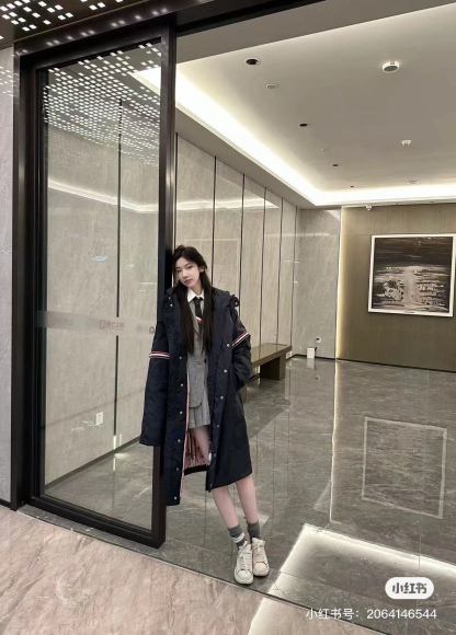 Thom Browne/湯姆布朗 袖標織帶長款羽絨服
採用進口90鴨絨填充 內外里加雙層內膽不會跑毛 高密度防風抗寒功能性面料 手感柔軟舒適  工藝更是精湛 嚴防鑽絨 採用國際先進的真空充絨技術 增加空氣隔層 不損傷羽線 能保持羽原有的柔軟性、彈性及手感 將羽絨的保暖性發揮到最佳！
N Size :1-3