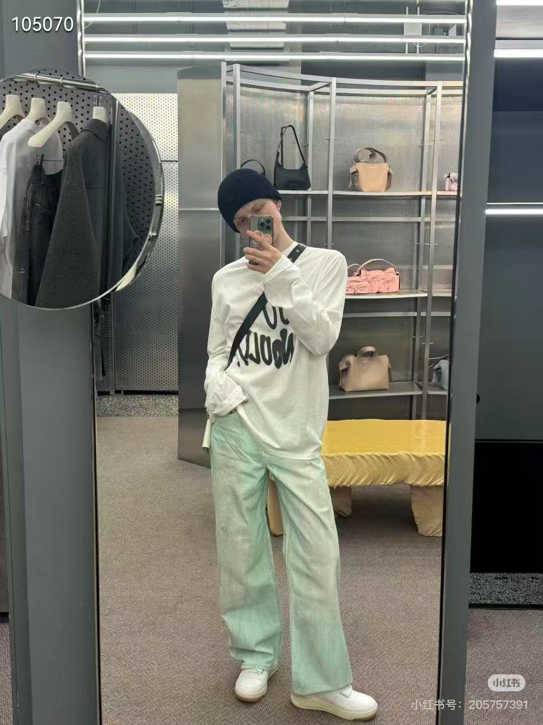 Acnestudios 1981M25ss不規則做舊手工夜光牛仔褲
重工做舊 泥染塗料廢土系列 在燈光強光照射下螢光粉塗料.男女同款
J 碼數：XS.S.M.L.