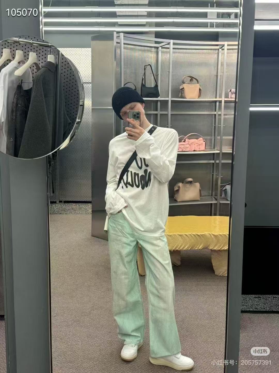 Acnestudios 1981M25ss不規則做舊手工夜光牛仔褲
重工做舊 泥染塗料廢土系列 在燈光強光照射下螢光粉塗料.男女同款
J 碼數：XS.S.M.L.