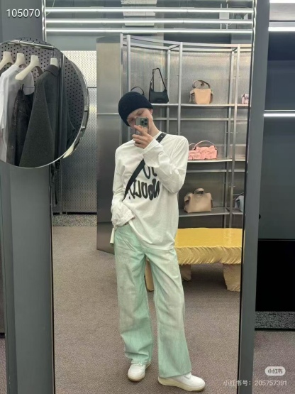 Acnestudios 1981M25ss不規則做舊手工夜光牛仔褲
重工做舊 泥染塗料廢土系列 在燈光強光照射下螢光粉塗料.男女同款
J 碼數：XS.S.M.L.