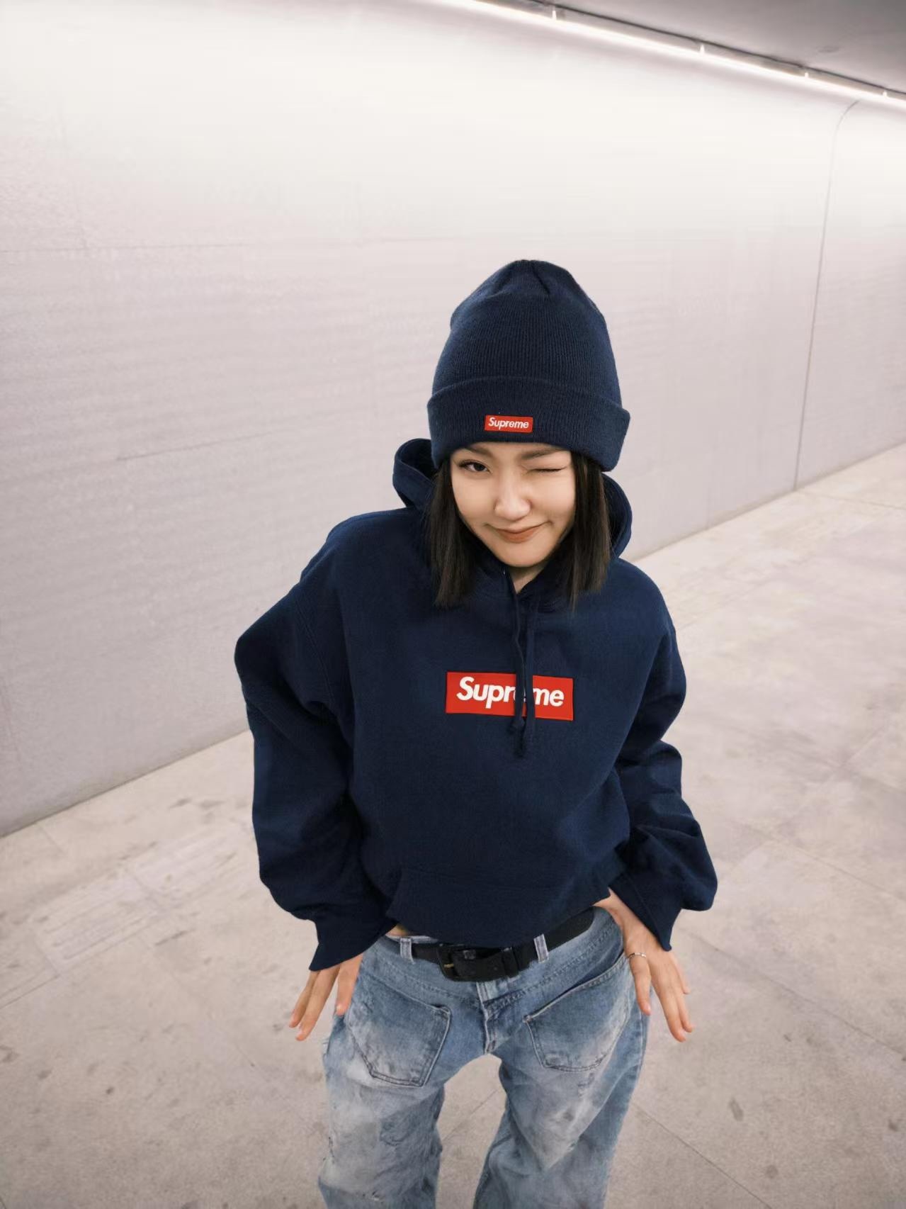 Supreme FW24 WEEK17 Box Logo Hooded Sweatshirt 胸前徽標刺繡logo口袋連帽衛衣帽衫
面料460克 高克重 面布質感強 韌性好 衣服收針處都有打套結（起到加固 久穿不變形 市面普通版本是沒有的哦） 歡迎對比 品質保證
F 尺碼：S M L XL