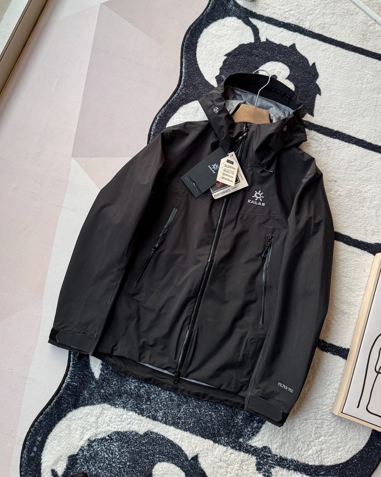 KAILAS凱樂石博格達衝鋒衣！防風防水透氣保溫，六色可選！面料採用與100D Gore-Tex Pro同級防護科技，人性化剪裁設計立體剪裁在肩部、肘部預留充足活動空間，背負重包時也不會束縛動作。風帽後側設有抽繩調節系統，暴雨時收緊可防止雨水糊臉；袖口採用鈎環固定，大幅活動時不易移位。透氣與輕量平衡腋下雙拉鍊設計能在運動時形成有效通風。整體重量控制得當，長途徒步不會造成負擔。可拆卸內膽：三合一設計最驚喜的是羽絨內膽
羽絨內膽特別輕便，保暖效果很好；可拆卸，很方便穿脫，拆掉羽絨內膽，就是一件風殼