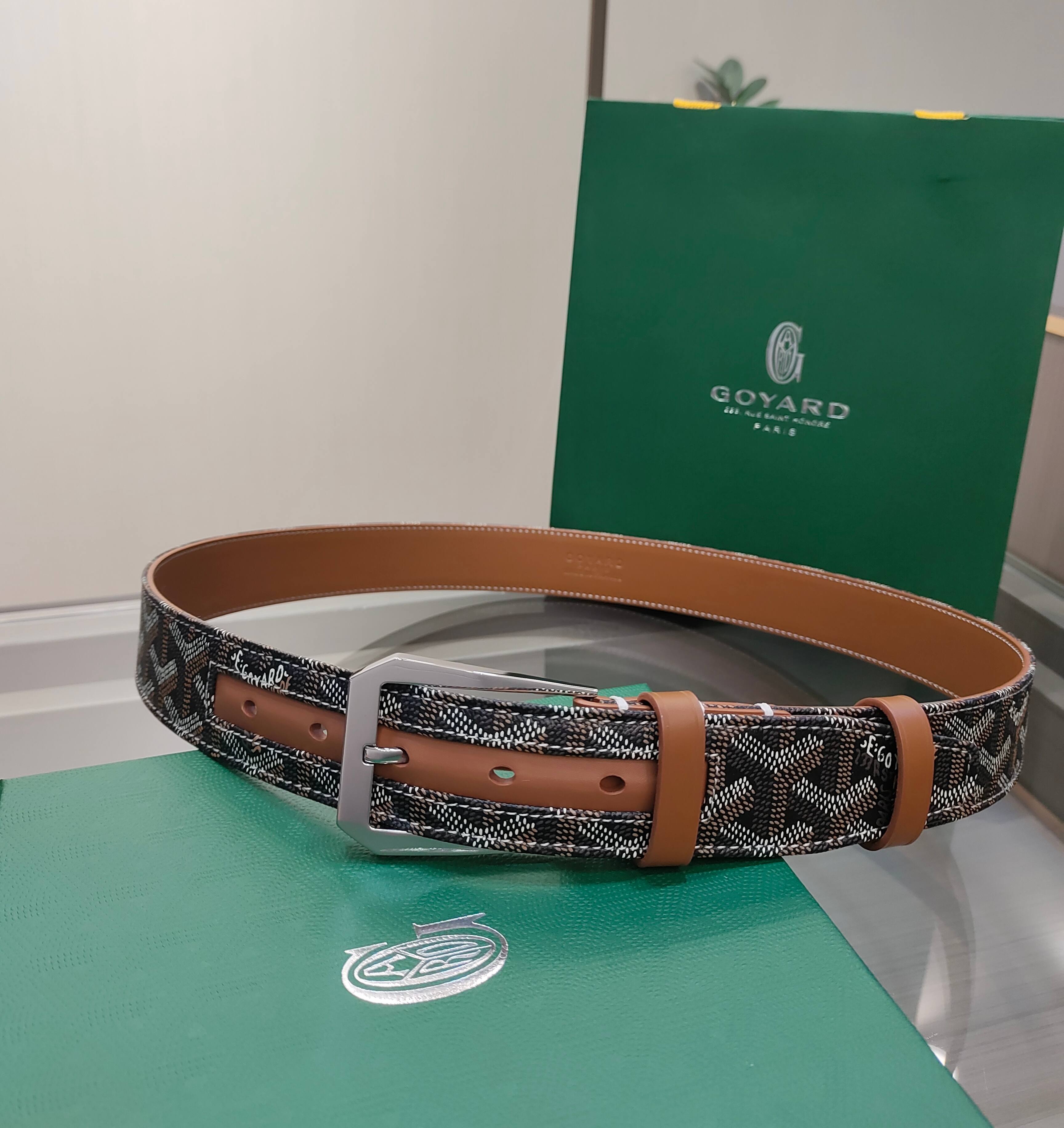 
Goyard(戈雅)腰帶源於法國奢侈品牌，設計風格簡約低調，腰帶身有標誌性帆布搭配進口頭層牛皮，腰帶扣採用簡約精品鋼扣，延續品牌的低調奢華，帶身寬度3.4CM，適用商務休閒日常佩戴。