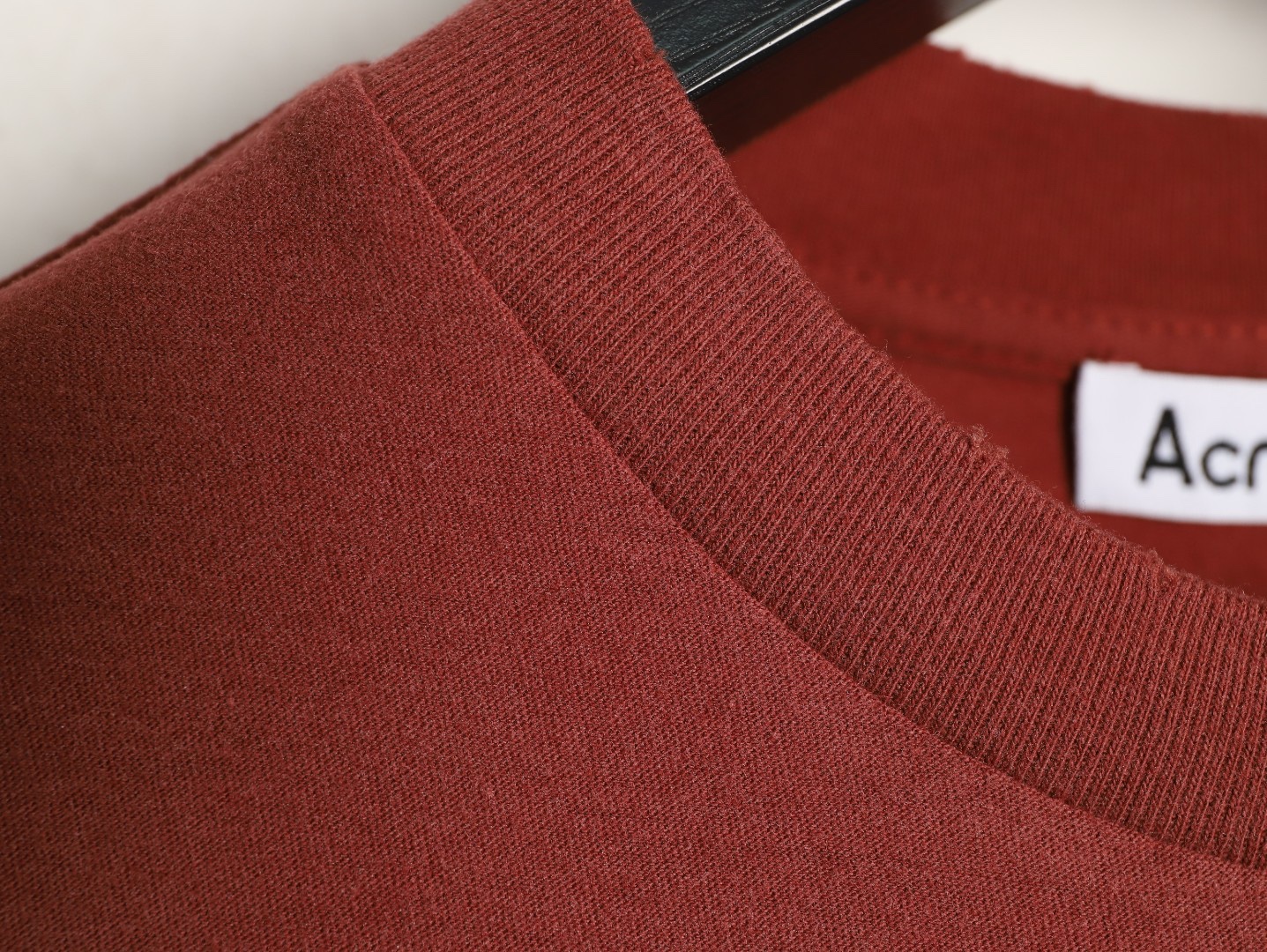 🔝Acne Studios 26SS 1996字母印花短袖T恤
面料是定制定染的32支220g原版双纱棉，胚布经过高盂环保染色，裁大货前还要进行高温环缩水，降低缩水率的同时使得手感更柔软舒适，印花方面必须五层胶浆，第一遍必须为进口打底浆，填平布料上极为细小的线洞，再由高温床烤干再剧颇色，采用油墨因热平网印花，一共刷五层，每一层间隔为时间为30分钟，才能保证出来的成品保持原版的质感，全套开发辅料
尺码：S-XL