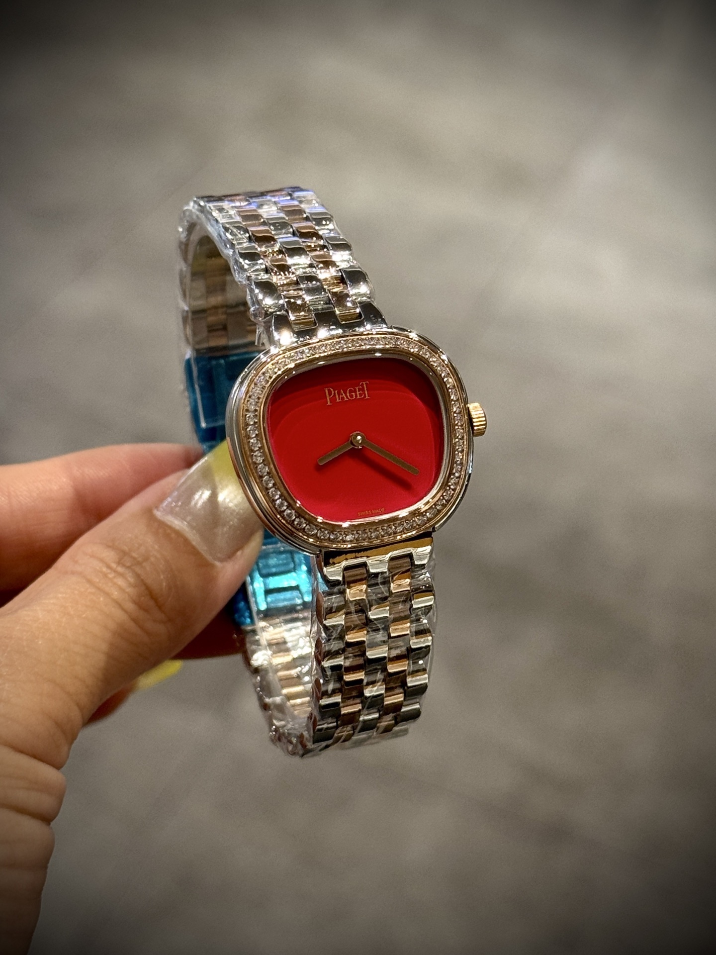 A8 factory•伯爵全新腕表 ﻿ #PiagetSixtie鎏金悅影系列 ﻿ 在瑞士鐘錶展「鐘錶與奇跡」閃亮登場！這款腕表游走於非凡制表工藝與黃金工藝之間，簡直是時尚與藝術的完美結合。Sixtie腕表採用獨特的梯形設計，重新詮釋1960年代末大膽華麗的風格，展現出獨特的魅力與優雅。
✨Sixtie系列腕表
✨直徑29毫米,
✨CNC數控雕刻精鋼梯形表殼
✨專櫃同步超薄厚度僅僅7mm
✨銀色太陽緞面打磨錶盤
✨316L精鋼錶鏈,搭載伯爵進口石英機芯  
認准A8出品！必屬精品！