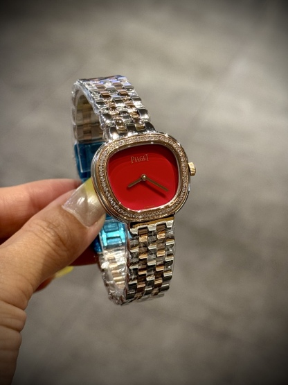 A8 factory•伯爵全新腕表 ﻿ #PiagetSixtie鎏金悅影系列 ﻿ 在瑞士鐘錶展「鐘錶與奇跡」閃亮登場！這款腕表游走於非凡制表工藝與黃金工藝之間，簡直是時尚與藝術的完美結合。Sixtie腕表採用獨特的梯形設計，重新詮釋1960年代末大膽華麗的風格，展現出獨特的魅力與優雅。
✨Sixtie系列腕表
✨直徑29毫米,
✨CNC數控雕刻精鋼梯形表殼
✨專櫃同步超薄厚度僅僅7mm
✨銀色太陽緞面打磨錶盤
✨316L精鋼錶鏈,搭載伯爵進口石英機芯  
認准A8出品！必屬精品！