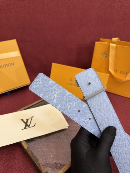 
lv男士新款皮帶寬度4cm 訂製帆布面料飾有全新的圖案效果(顏色純正) 襯托進口小牛皮配色底 搭配精緻的字母搭扣 手感極佳