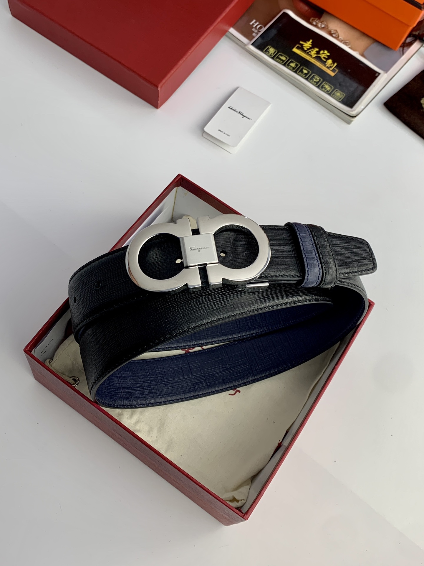 〖F家〗這款皮帶採用雙面小牛皮，搭配純銅八字扣，打造高雅考究的造型。寬3.5cm，長度可調節，達到量身定制般的修身效果。