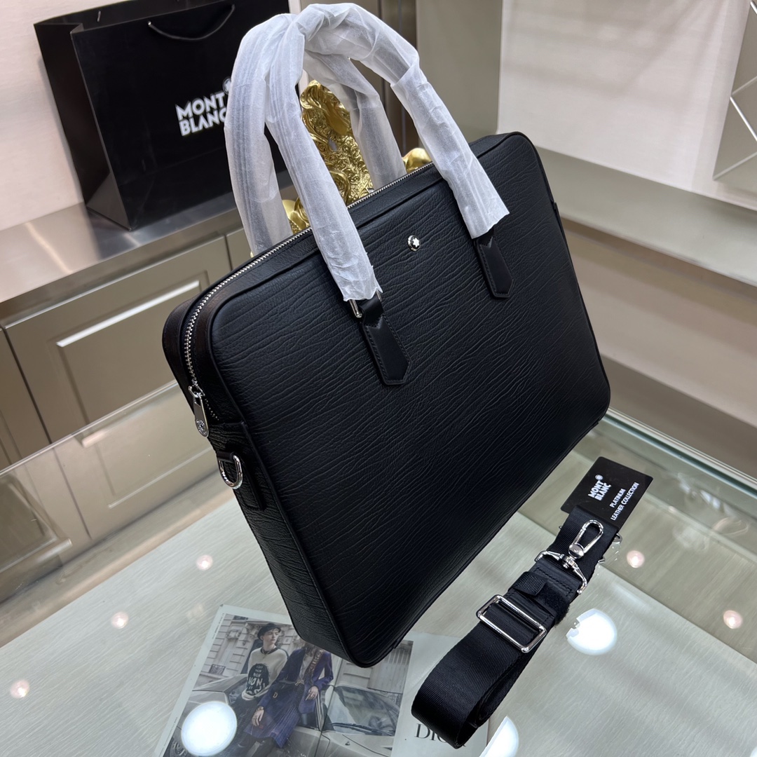 Montblanc International（萬寶龍）🔥萬寶龍新款男士公文包，採用進口頭層牛皮製作，搭配頂級五金配件，在公文包系列中實屬佼佼者。商務人士與潮流達人皆適用的款式。[色]喜歡的速度下單✅
型號：66216-1
尺寸：39-29-6.5
顏色：黑色
