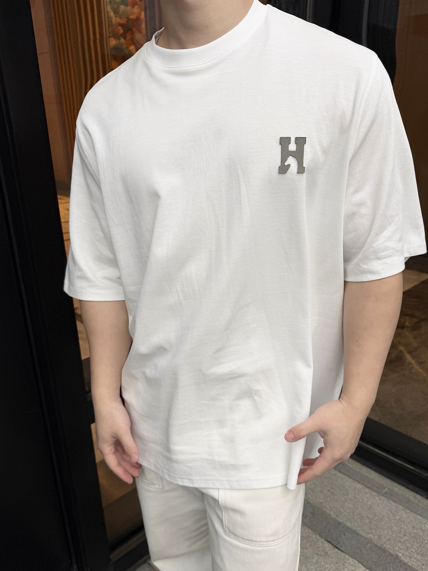 🔝HERMES愛瑪仕 真皮H字貼片短袖T恤正品購入，21支洗後維斯棉190克，1*1羅紋230克，面料拼接，模板刺繡，定制1：1真皮皮標，定制1：1商標，寬松版型
B Size：S-XL