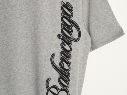 🔝BALENCIAGA巴黎世家BLCG 側邊草體字母短袖T恤
正品購入開發，40支雙紗巴黎棉210克，1*1配套十字羅紋280克，進口刺繡，面料酵洗，定制1：1商標，寬松版型
B Size：S-XL