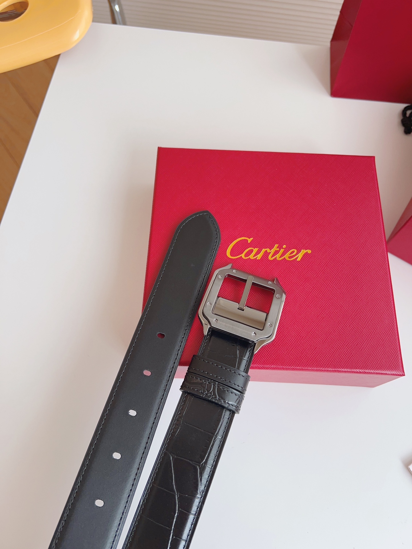 
Cartier（卡地亞）憑借匠心傑作展現與眾不同的美感，融合精湛工藝與經典設計，演繹雋永風格；瀟灑不羈，果敢獨立！此款式易搭配服飾；休閒正裝兩相宜。皮帶寬度：35mm