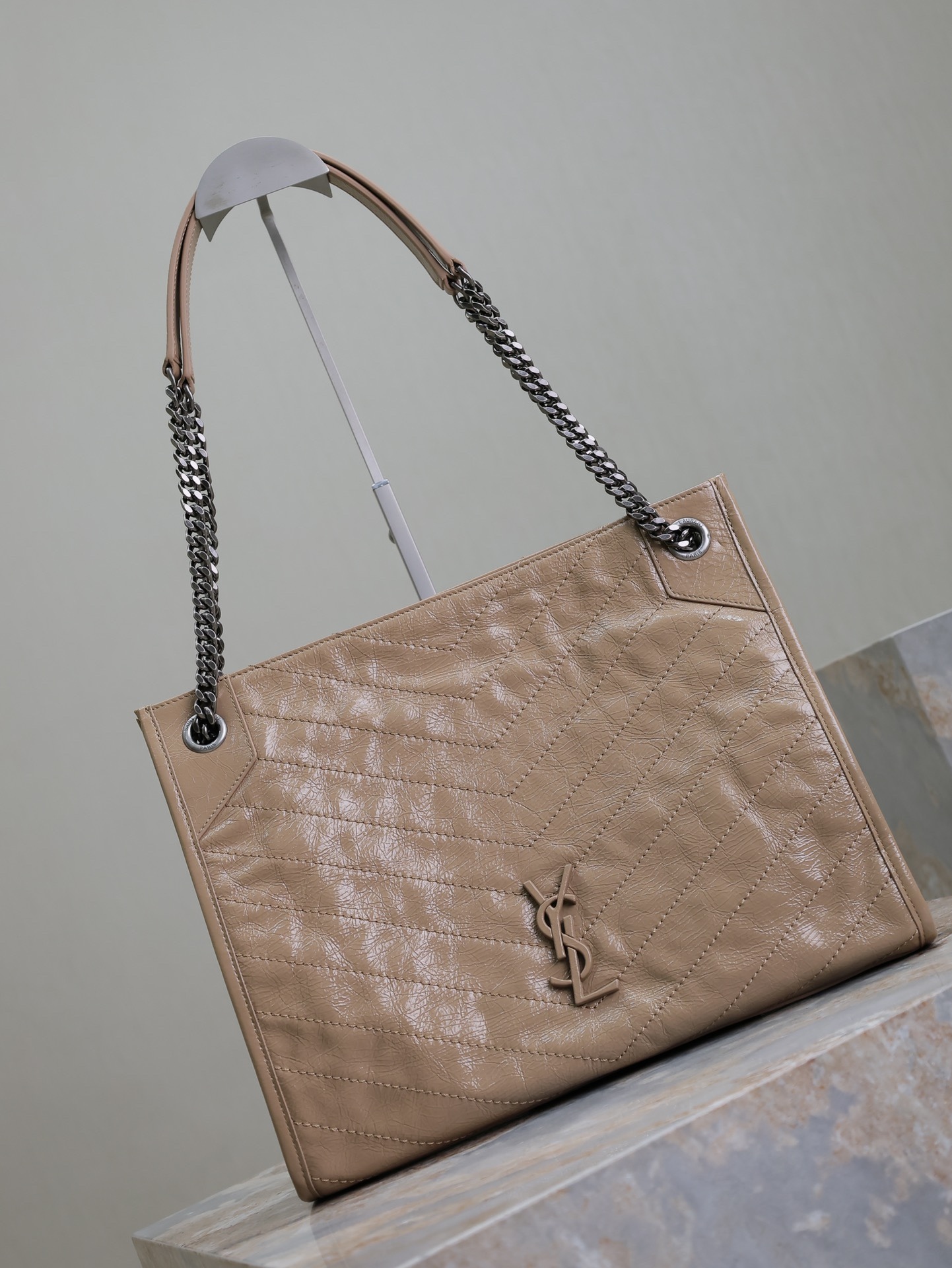 杏色·
Niki shopping bag_
意大利進口抓皺油蠟牛皮，五金是全牛皮包裹，工藝十分精湛！包袋中間有磁吸扣，保障了包包使用的安全性；內里有一拉鍊隔層及敞口插槽設計可放手機及零錢卡片，方便拿取，不會出現因為是大包而出現找不到東西的情況；包包自重非常輕，容量又足夠大，公文包、旅行包、購物袋、媽媽包隨意切換，實用性爆表！
型號：577999
尺寸：33x27x11.5cm