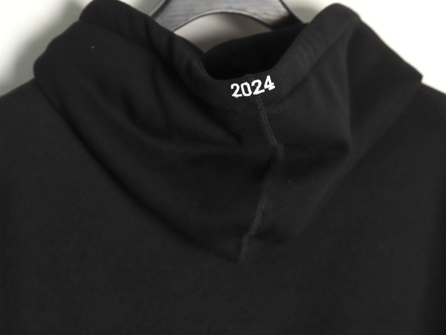 Supreme FW24 WEEK17 Box Logo Hooded Sweatshirt 胸前徽標刺繡logo口袋連帽衛衣帽衫
面料460克 高克重 面布質感強 韌性好 衣服收針處都有打套結（起到加固 久穿不變形 市面普通版本是沒有的哦） 歡迎對比 品質保證
F 尺碼：S M L XL