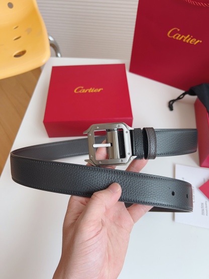 
Cartier（卡地亞）憑借匠心傑作展現與眾不同的美感，融合精湛工藝與經典設計，演繹雋永風格；瀟灑不羈，果敢獨立！此款式易搭配服飾；休閒正裝兩相宜。皮帶寬度：35mm