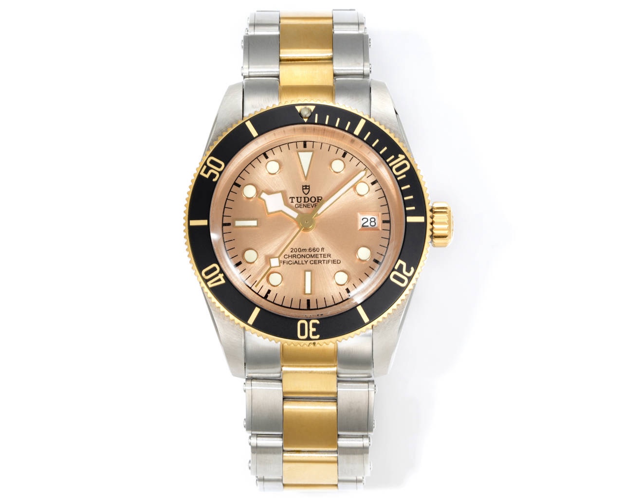 升級版帝舵 TUDOR   碧灣系列對於帝舵來說，無疑是一個龐大的產品線，在今年推出了一隻全新的單色碧灣，以絕對的實力被認為是勞力士無歷黑水鬼的平替！今年推出的這只全新單色碧灣，也迎來了碧灣第三次制表科技和煥新美學風格上的革新。
1.新款碧灣迎來新的改革，升級夜光珠，而正品同步凹入式，搭配的是圓拱形藍寶石表鏡，更顯復古感📸 
2.腕表採用不鏽鋼材質打造表殼，經過精細的磨光與磨砂處理，呈現出獨特的質感和光澤度。同勞力士水鬼一樣，表殼採用41毫米尺寸，也是沿襲了“原版”碧灣的直徑，既適合日常佩戴，