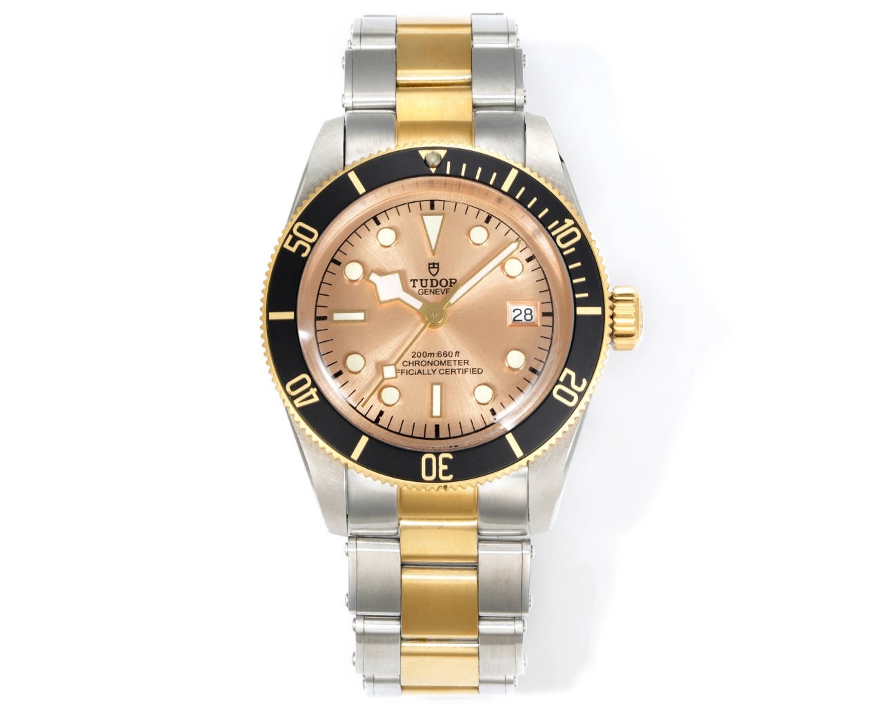 升級版帝舵 TUDOR   碧灣系列對於帝舵來說，無疑是一個龐大的產品線，在今年推出了一隻全新的單色碧灣，以絕對的實力被認為是勞力士無歷黑水鬼的平替！今年推出的這只全新單色碧灣，也迎來了碧灣第三次制表科技和煥新美學風格上的革新。
1.新款碧灣迎來新的改革，升級夜光珠，而正品同步凹入式，搭配的是圓拱形藍寶石表鏡，更顯復古感📸 
2.腕表採用不鏽鋼材質打造表殼，經過精細的磨光與磨砂處理，呈現出獨特的質感和光澤度。同勞力士水鬼一樣，表殼採用41毫米尺寸，也是沿襲了“原版”碧灣的直徑，既適合日常佩戴，