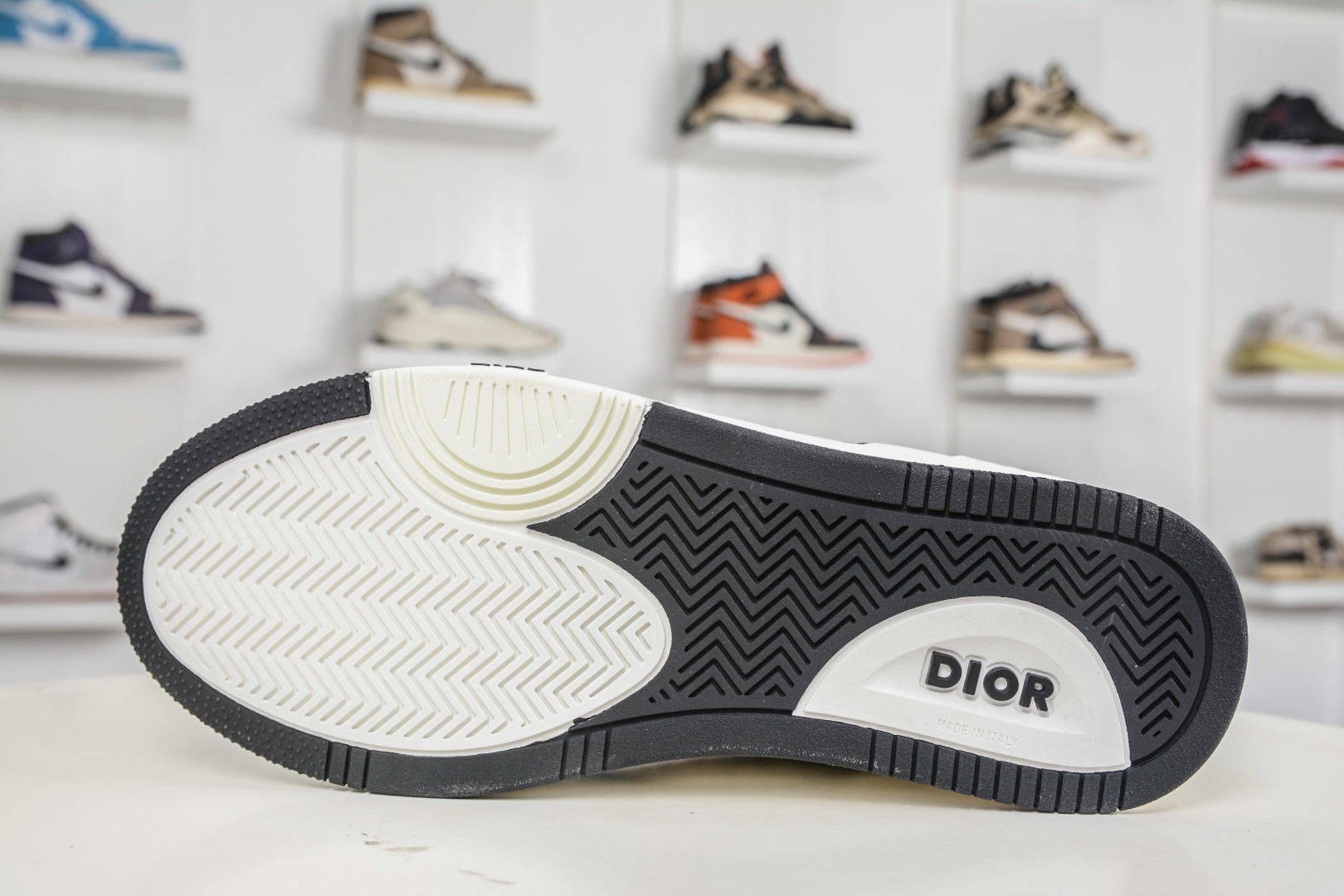 迪奧 B27休閒運動鞋 延續 Dior的經典款式B27 
尺碼：39 40 41 42 43 44 45