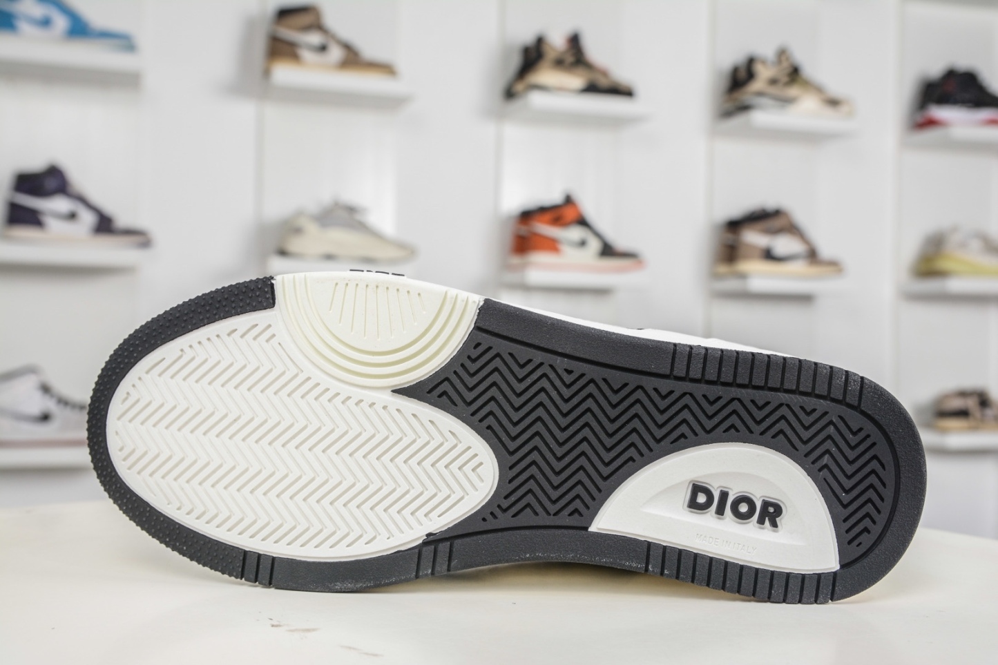 迪奧 B27休閒運動鞋 延續 Dior的經典款式B27 
尺碼：39 40 41 42 43 44 45