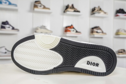 迪奧 B27休閒運動鞋 延續 Dior的經典款式B27 
尺碼：39 40 41 42 43 44 45