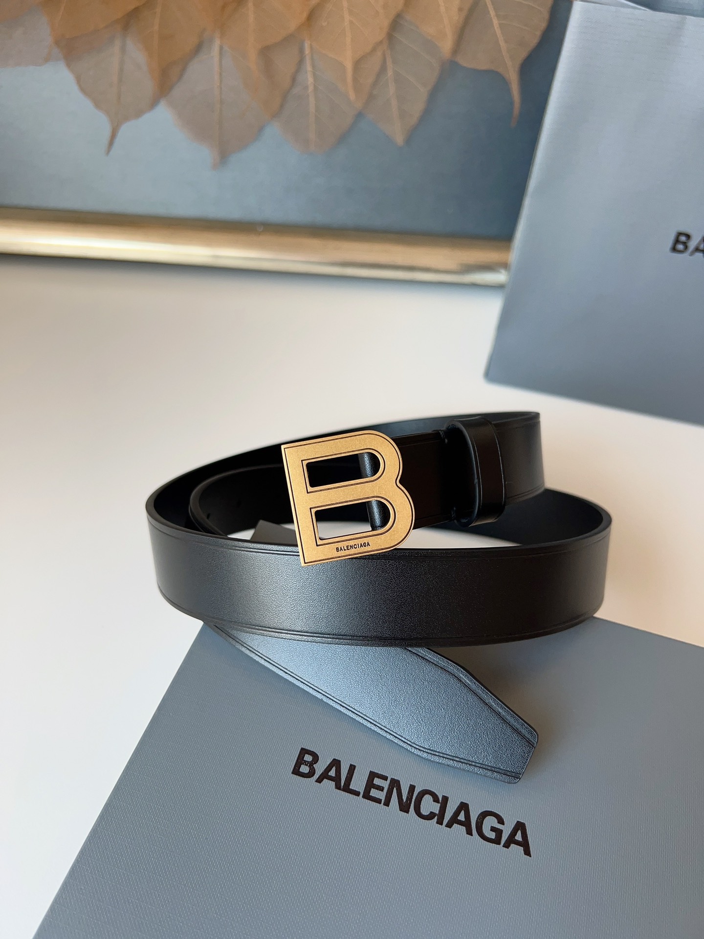 巴黎世家（Balenciaga）寬度3.0cm 是法國的奢侈品牌，作為時尚界最具影響力品牌之一的地位。設計師源於：都市時尚潮流獨特的設計風格，採用進口小牛皮製作；搭配純銅復古五金，使其更具魅力。值得擁有的百搭精品！