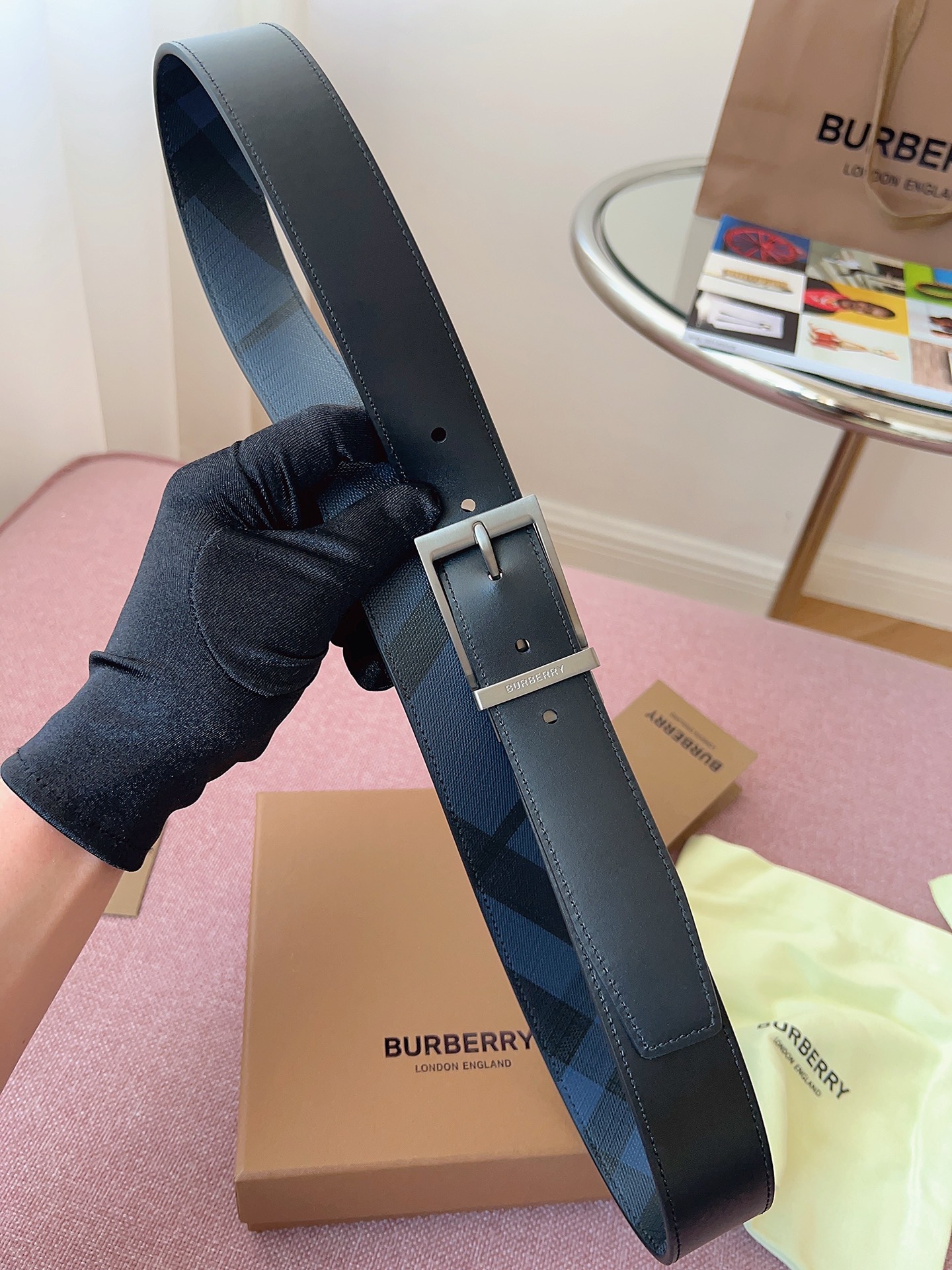 
Burberry博柏利品牌始終秉承傳統精髓，彰顯卓爾不凡的匠制工藝，優雅率性的英倫設計與銳意革新的時尚理念。3.5cm