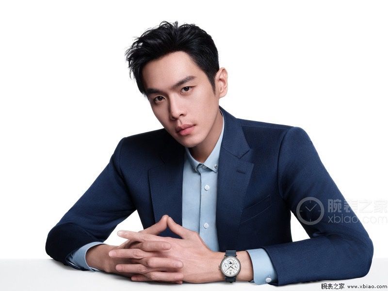 
🔥颜值巅峰  倾情演绎🔥
IWC旗下最耀眼的明星，万年一瞬，品鉴IWC万国柏涛菲诺万年历腕表！
1⃣️ 【机芯】采用3836-2型自制机芯，其机芯运转稳定，月相处更是1:1还原正品，在光线下月相中的星星太阳更是明亮发光，走时精准，几乎零返修！
2️⃣【表壳】正品开模，1:1完美还原！腕表尺寸40mm，整个表壳采用独家研发的CNC精磨工艺，与原装工艺效果如出一辙！
3️⃣【表盘】表盘12刻度细节精益求精，1:1还原镀银表盘，9位更是1:1还原闰年设计，采用双面防反光拱形镀膜镜面，使其整体表盘质感更佳