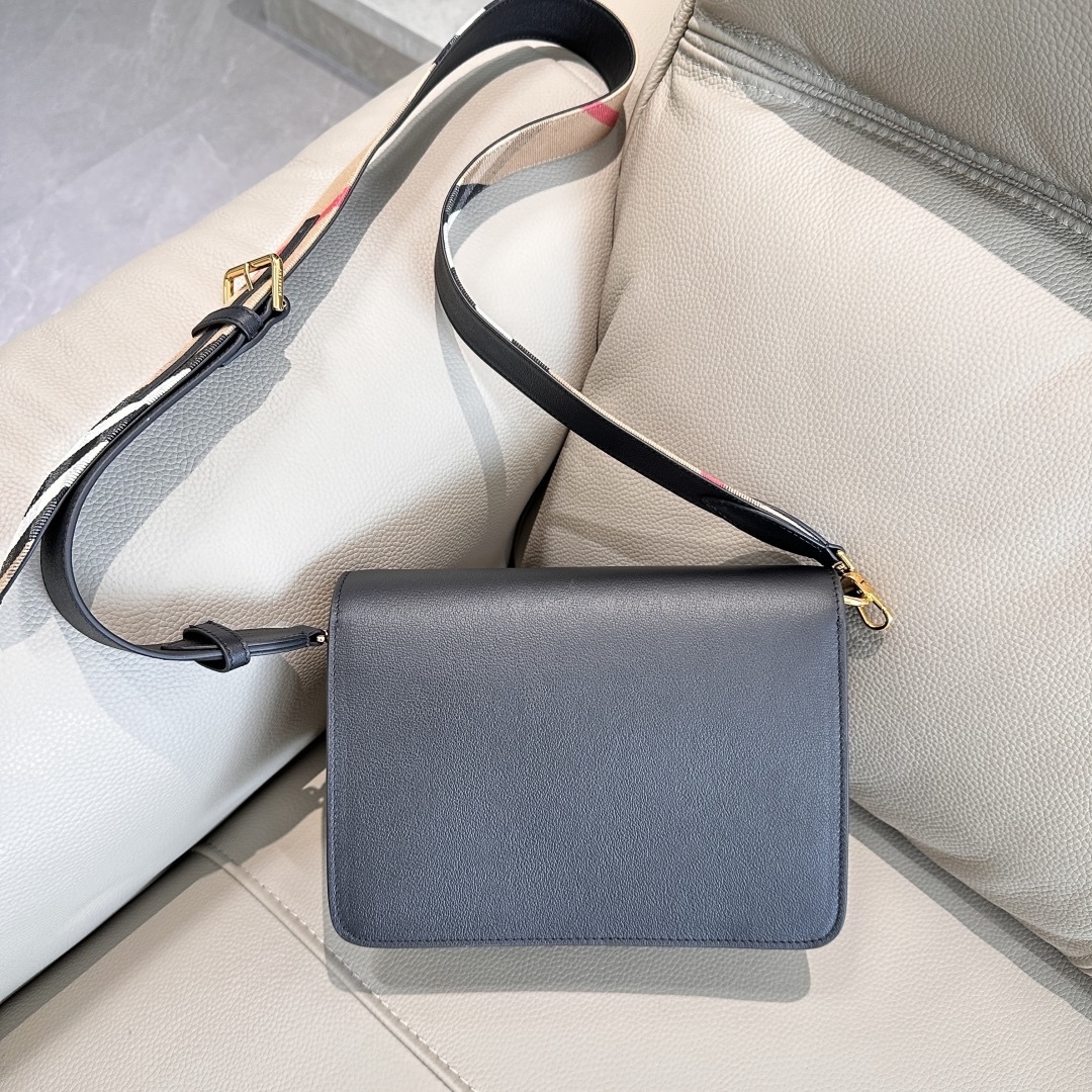 B家最新格紋挎包配上寬肩帶 💕肩帶長短可以自動調節，單肩斜挎包手拿，隨心所欲 
進口小牛皮拼帆布格紋實用性超絕，日常通勤、逛街出行，所需物品都能輕鬆裝下 尺寸24x17x9型號0251