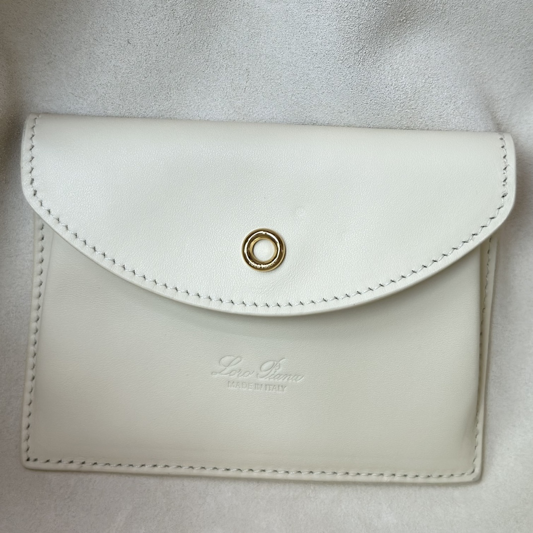 𝓛𝓸𝓻𝓸 𝓟𝓲𝓪𝓷𝓪 諾悠翩雅
𝑬𝒙𝒕𝒓𝒂 𝑩𝒂𝒈 𝑳𝟐𝟕 
寬開口加大容量斜挎包，包型設計更立體更有型，包身採用進口原廠小牛皮，手感柔軟而獨特，包包內部結構多了內袋。雙向加長拉鍊開合，配有My Charms金色金屬掛飾（LP特級純鋼五金配件）
size：27*16*10釐米
配全套專櫃禮盒包裝🎁