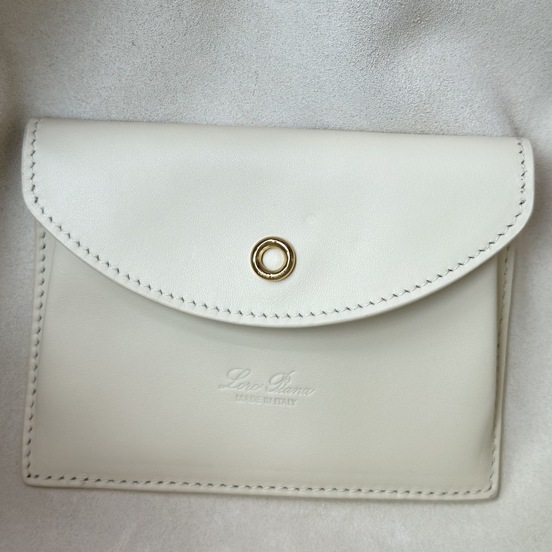 𝓛𝓸𝓻𝓸 𝓟𝓲𝓪𝓷𝓪 諾悠翩雅
𝑬𝒙𝒕𝒓𝒂 𝑩𝒂𝒈 𝑳𝟐𝟕 
寬開口加大容量斜挎包，包型設計更立體更有型，包身採用進口原廠小牛皮，手感柔軟而獨特，包包內部結構多了內袋。雙向加長拉鍊開合，配有My Charms金色金屬掛飾（LP特級純鋼五金配件）
size：27*16*10釐米
配全套專櫃禮盒包裝🎁