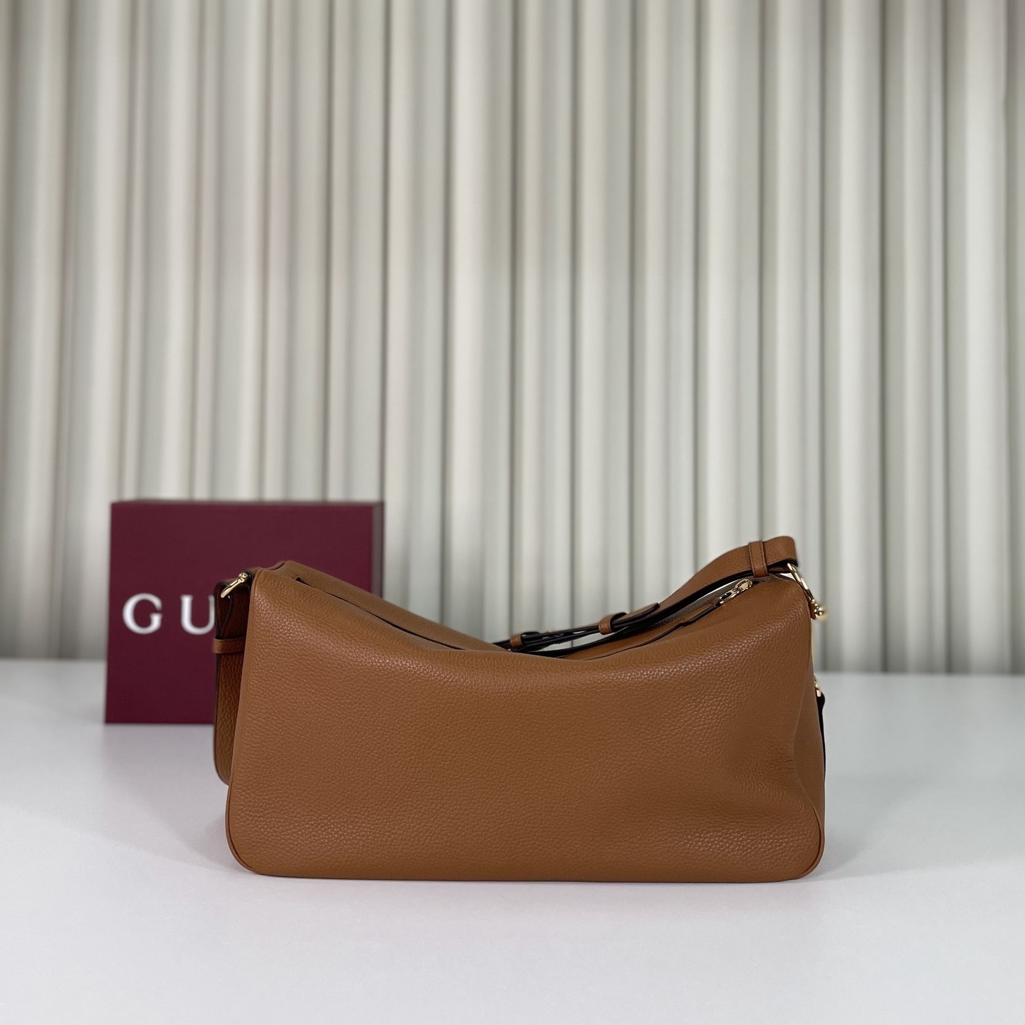 Gucci Half Horsebit系列大號肩背包，煥新呈現，以現代風格煥新演繹品牌最具標誌性的元素之一。該系列巧妙融蘊休閒廓形與標誌性的半馬銜扣配件，這也是其名稱的由來。內部：一個開口袋，可調節牛皮革肩帶，款號862530  尺寸38X20X15