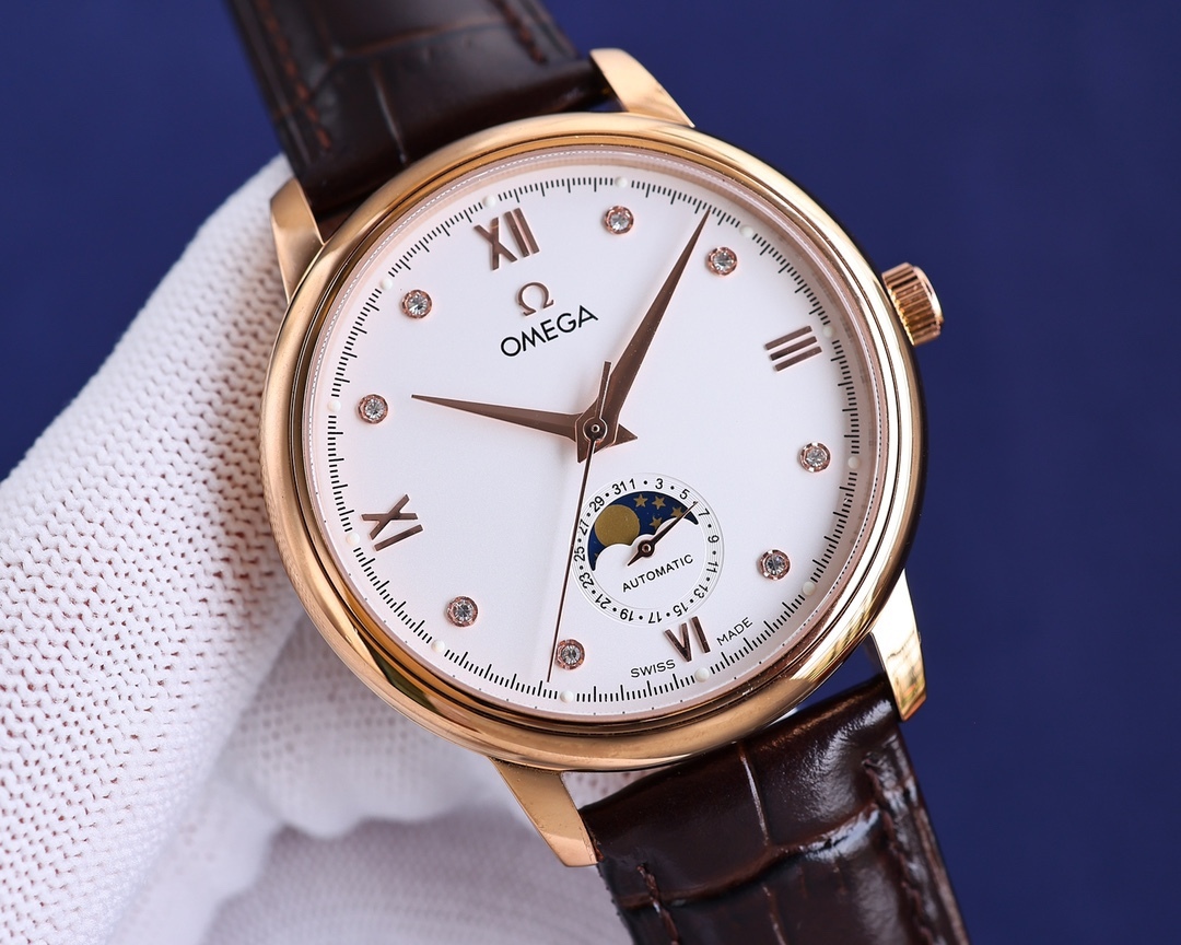 
玫瑰][玫瑰]20223【OMEGA】新款推薦，蝶飛系列＂升級版＂，機芯型號為ETA2824-6機芯（6位真日曆與24小時星辰功能） 質量穩定，尺寸40mm，厚度1.1mm.表殼為316L全鋼鍍納米鉑金表技術，更彰顯高貴大氣，錶帶搭配意大利頭層小皮，是你佩戴裝飾不二選擇。實物更高大上，期待你的品鑒[抱拳]送禮自戴精品！[勝利]高端品質，匠心獨具！大廠品質！歡迎轉載！