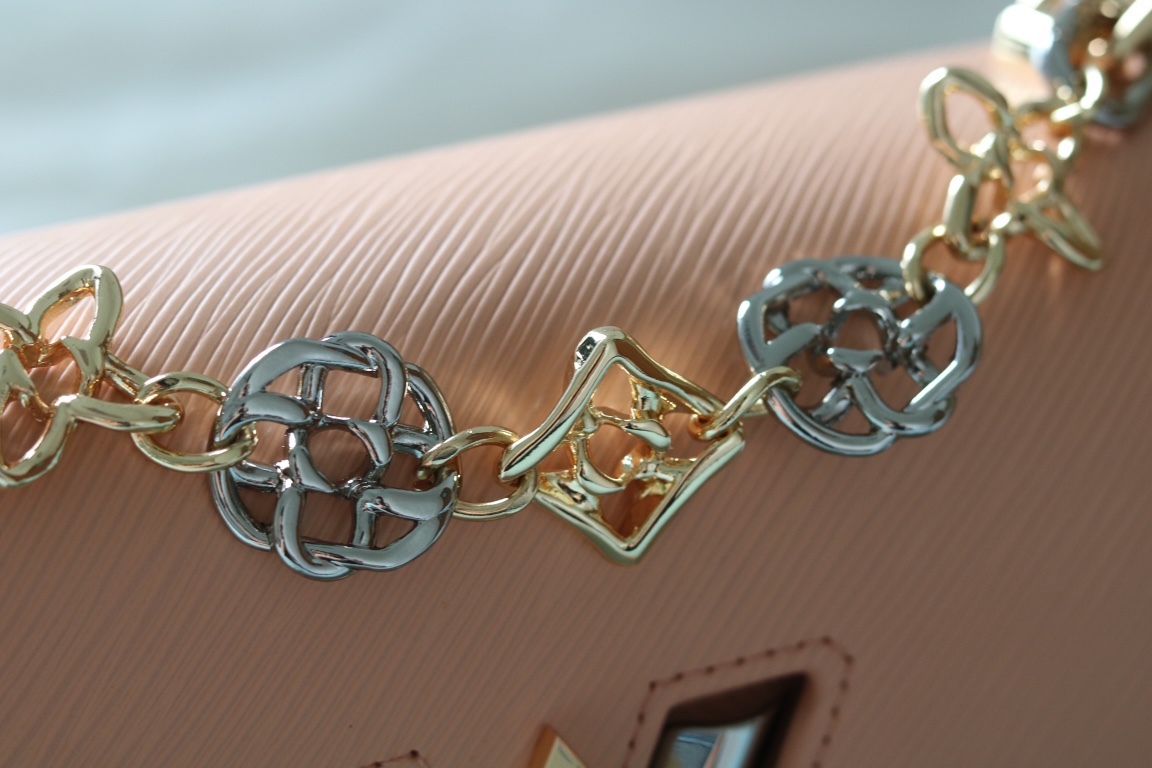 原版品質[玫瑰]歡迎貨比三家[玫瑰]款號：50391/22773/22774/23074/22768[玫瑰][玫瑰][玫瑰]本款Twist中號手袋將品牌標誌性Monogram花卉精巧融入裝飾鏈條，與雙色鎖扣相互呼應，優雅詮釋當季 TwistedFlowers主題。內貼袋之一配有可拆卸鏡子。
23x17x9.5釐米(長度x高x寬) Epi粒面皮革牛皮革飾邊牛皮革內襯金屬件
LVTwist扭鎖
內貼袋，配有可拆卸鏡子後側內貼袋
大號前內袋配有拉鍊袋肩帶:可拆卸，可調節包帶半長:350釐米
