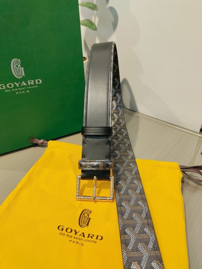 
Goyard(戈雅)腰帶源於法國奢侈品牌，設計風格簡約低調，腰帶身有標誌性帆布搭配進口頭層牛皮，腰帶扣採用簡約精品鋼扣，延續品牌的低調奢華，帶身寬度3.8CM，適用商務休閒日常佩戴。