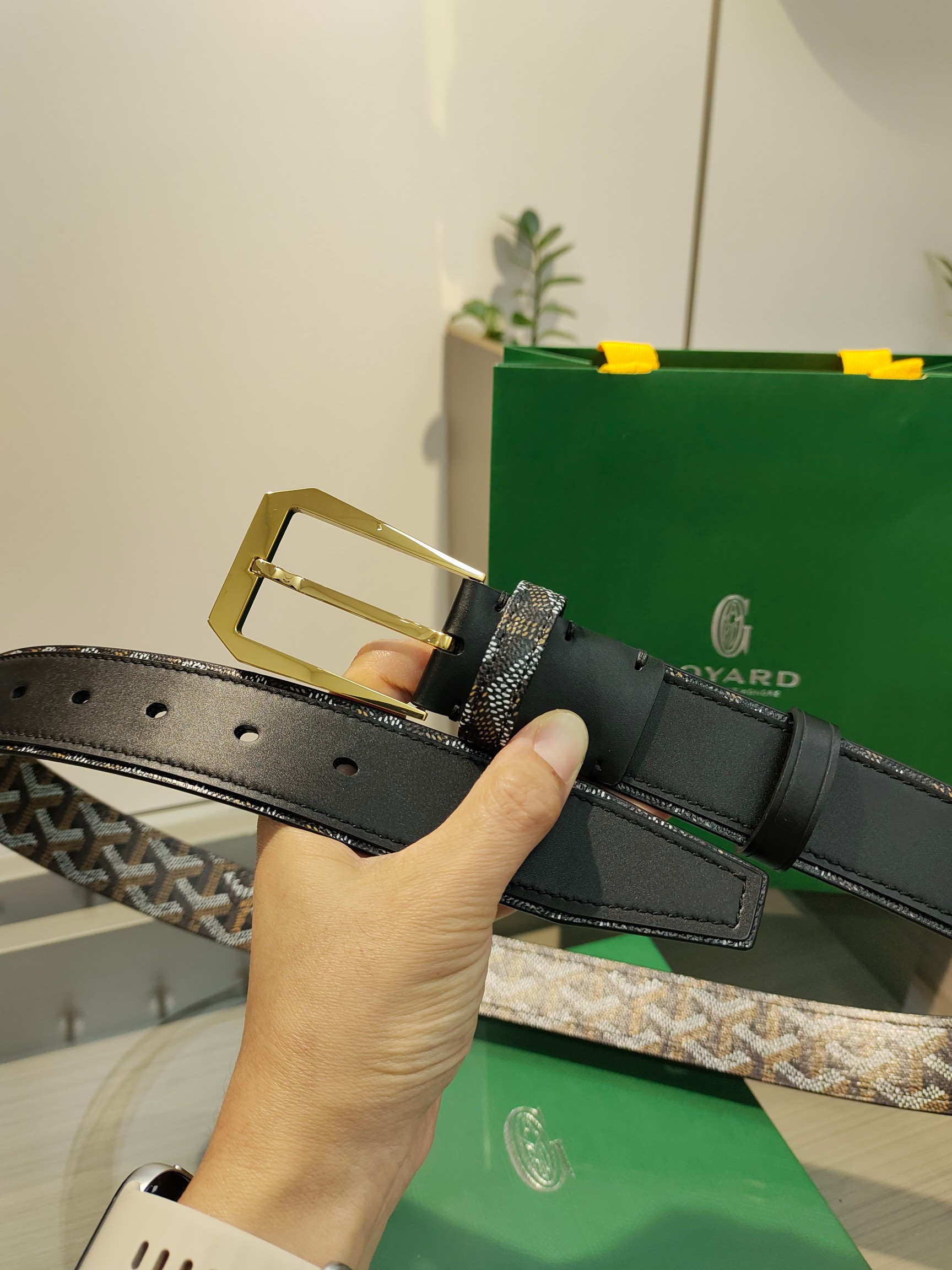 
Goyard(戈雅)腰帶源於法國奢侈品牌，設計風格簡約低調，腰帶身有標誌性帆布搭配進口頭層牛皮，腰帶扣採用簡約精品鋼扣，延續品牌的低調奢華，帶身寬度3.4CM，適用商務休閒日常佩戴。