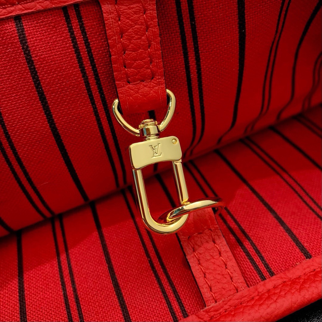 款號：M12708
        作為路易威登的經典設計之一，Neverfull Bandoulière Inside Out 中號手袋此次取材 Monogram 帆布和條紋織物，以雙面設計彰顯潮流新意。可拆卸肩帶方便斜挎，亦可通過側面鈎扣化身 Hobo 手袋。

28 x 14 x 31 釐米
(高 x 寬 x 長度)