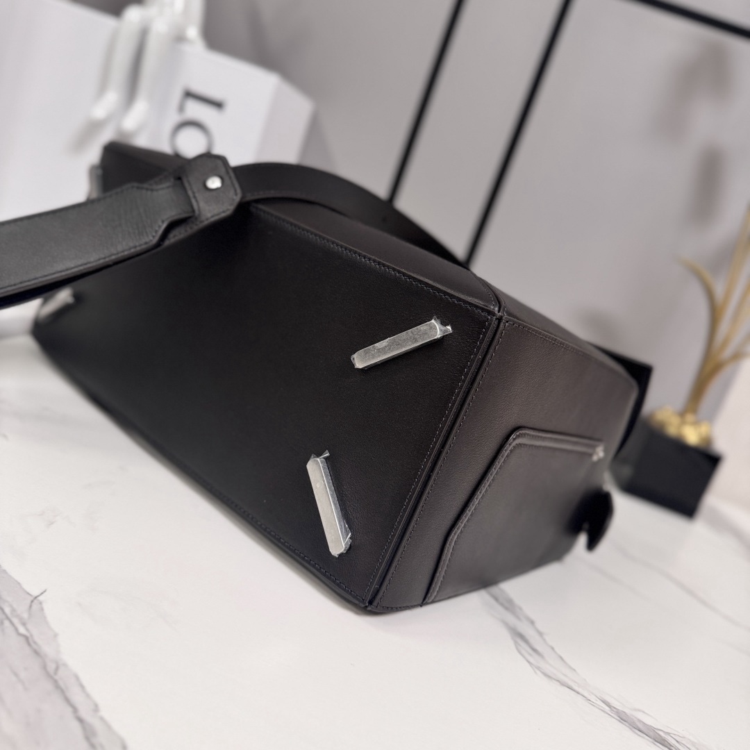 羅家🌟新款 🆕大號亮面牛皮革Panta Puzzle  手袋Puzzle 以別具一格的幾何線條勾勒長方體造型。此大號版本採用亮面牛皮革製成，飾有單寧布長褲風格細節 .可肩背、斜挎或手提*可拆卸可調節肩帶*拉鍊開合，牛皮革拉鍊頭*一個外部拉鍊後袋，一個內部插袋人字紋棉質帆布襯里*Anagram 壓紋
size: 33×14.7×21.5cm
型號：052500