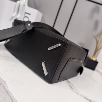 羅家🌟新款 🆕大號亮面牛皮革Panta Puzzle  手袋Puzzle 以別具一格的幾何線條勾勒長方體造型。此大號版本採用亮面牛皮革製成，飾有單寧布長褲風格細節 .可肩背、斜挎或手提*可拆卸可調節肩帶*拉鍊開合，牛皮革拉鍊頭*一個外部拉鍊後袋，一個內部插袋人字紋棉質帆布襯里*Anagram 壓紋
size: 33×14.7×21.5cm
型號：052500