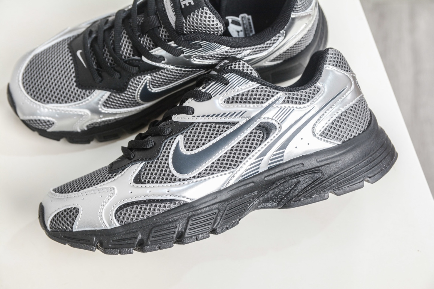 NK Air Zoom Vomero 20 經典復古潮流運動跑鞋 
貨號：HF7069 100
SIZE：36 36.5 37.5 38 38.5 39 40 40.5 41 42 42.5 43 44 45