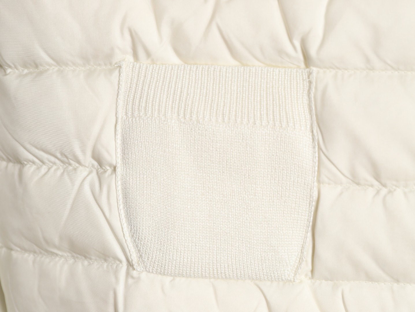 Moncler/蒙口 四口袋針織拼接羽絨外套
這款開衫是換季時期的理想之選，在天氣較溫暖時可作為外套穿著。拉鍊款式，採用舒適的美利奴羊毛面料製成，正面和衣領填充羽絨，更添溫暖。·採用美利奴羊毛製成·Longue saison村裡·尼龍正面填充羽絨·圓領·拉鍊開合 貼袋
A Size:S-XL