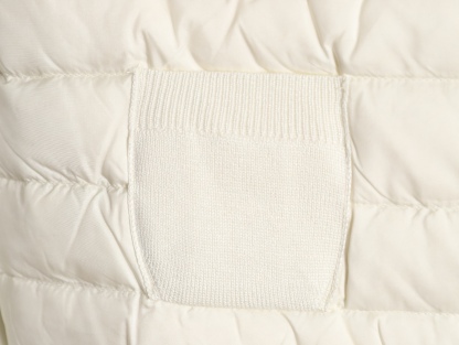 Moncler/蒙口 四口袋針織拼接羽絨外套
這款開衫是換季時期的理想之選，在天氣較溫暖時可作為外套穿著。拉鍊款式，採用舒適的美利奴羊毛面料製成，正面和衣領填充羽絨，更添溫暖。·採用美利奴羊毛製成·Longue saison村裡·尼龍正面填充羽絨·圓領·拉鍊開合 貼袋
A Size:S-XL